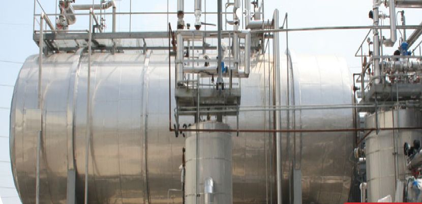 Rezervoare si conducte imbracate in izolatie si tabla, intr-o instalatie industriala