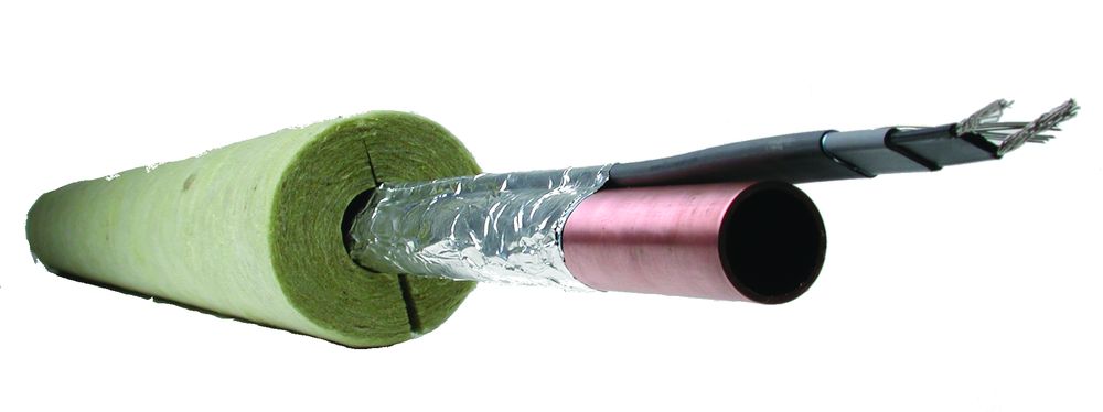 Teava de cupru cu cablul de incalzire asezat pe ea, folie de aluminiu peste cablu si izolatie de vata minerala deasupra, taiate ca sa se vada straturile
