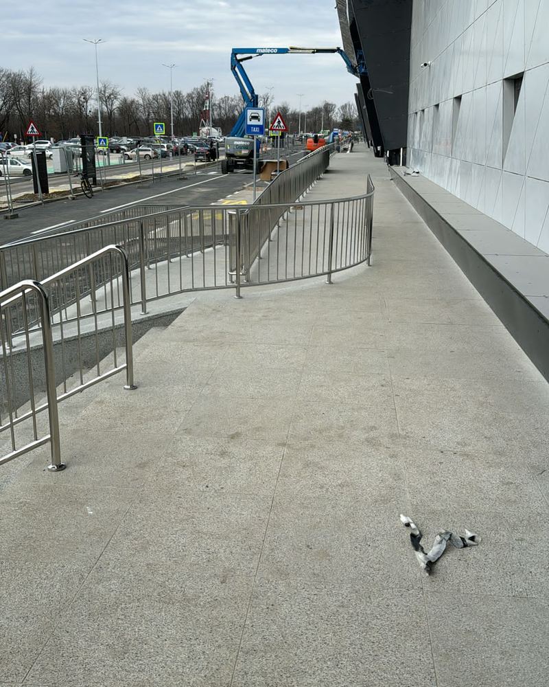 Platforma de acces degivrata, in fata terminalului Aeroportului International Iasi