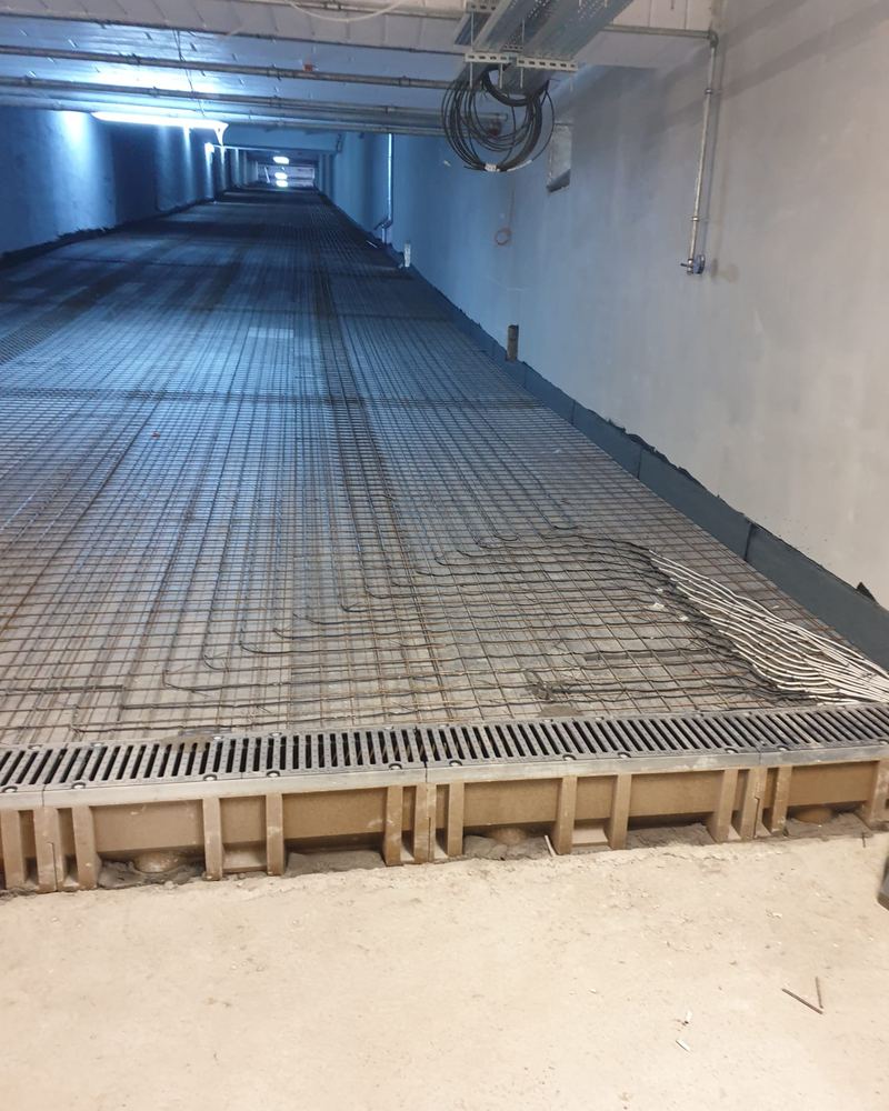 Rampa de acces la AFI Brasov, cu cablul de degivrare montat pe plasa de armatura, inainte de turnarea betonului