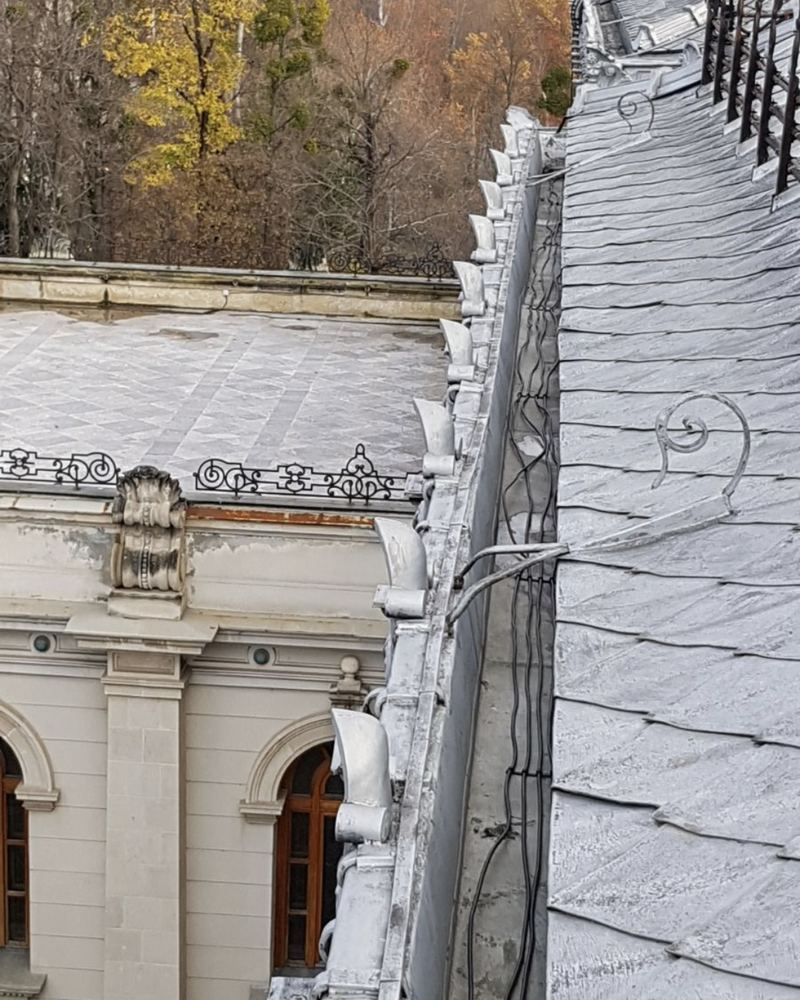 Cablu de incalzire montat in jgheabul de tabla al Palatului Cotroceni, de-a lungul streasinii