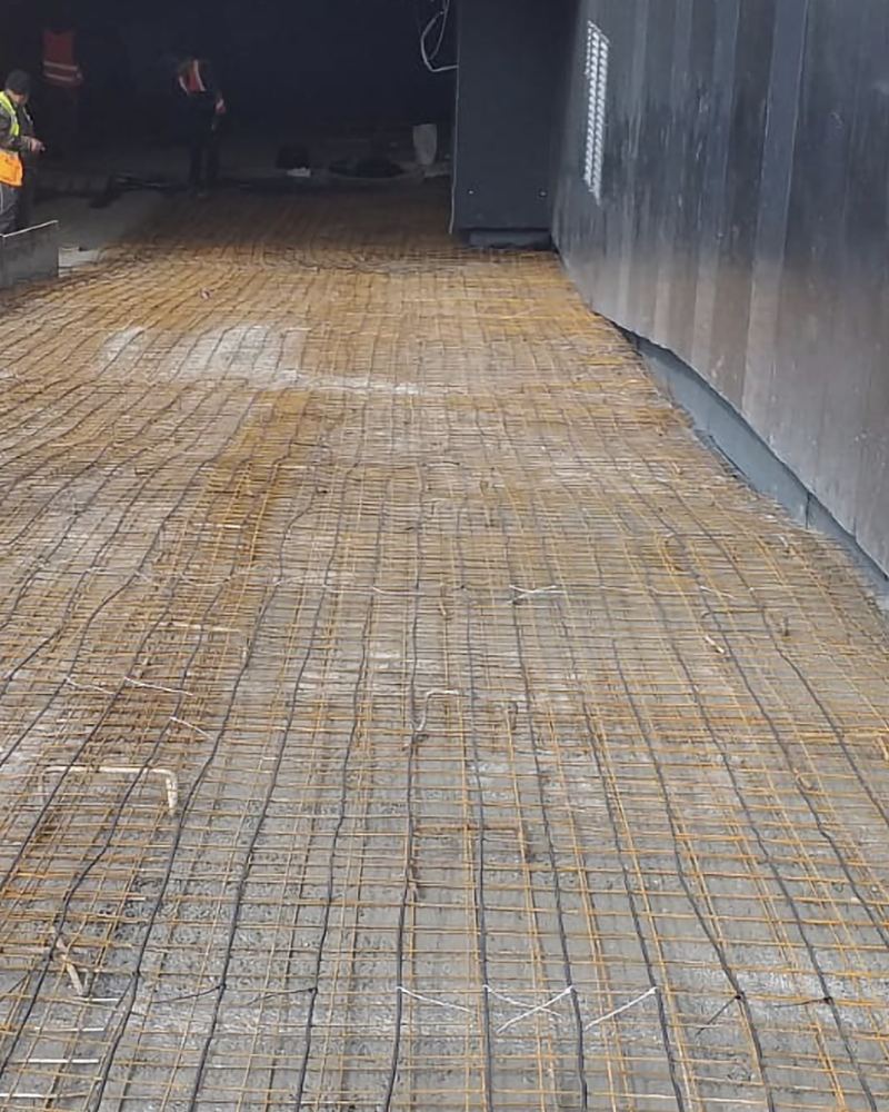 Rampa de acces in parcarea de la One Floreasca, cu cablul de degivrare montat pe plasa de armatura