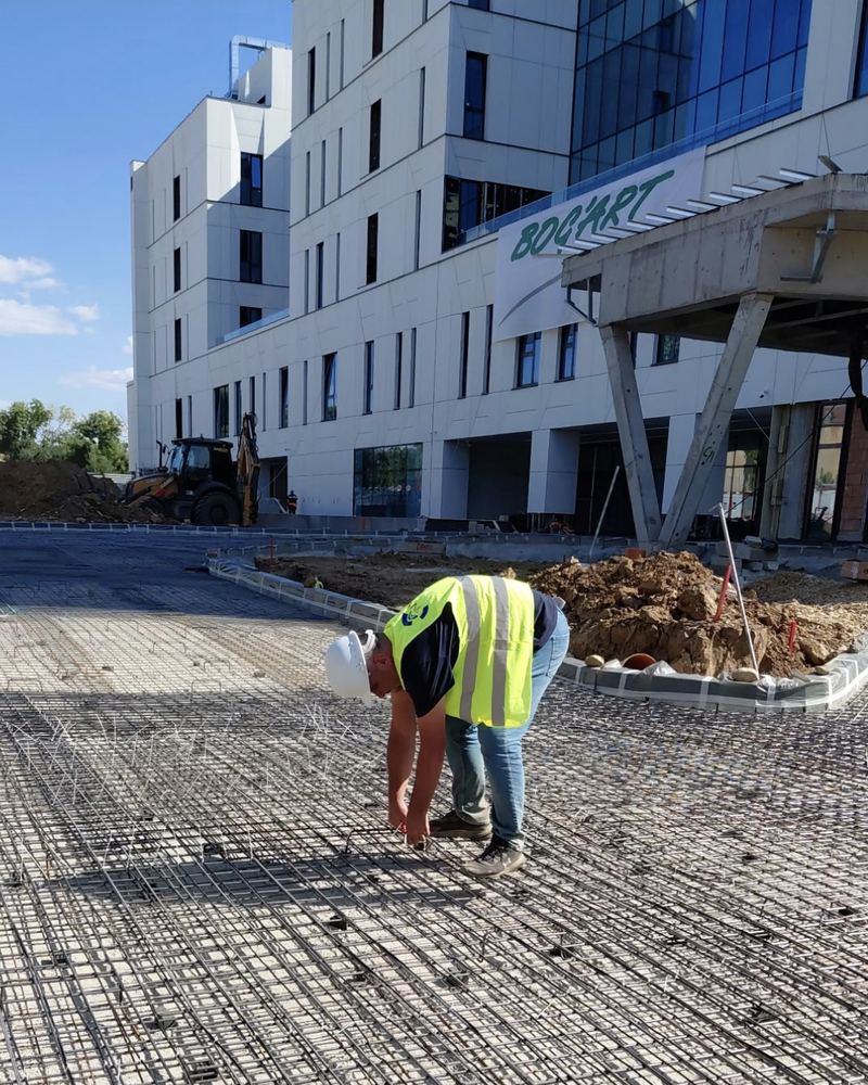 Montaj cablu de degivrare pe plasa de armatura, la Spitalul Marius Nasta, inainte de turnarea betonului