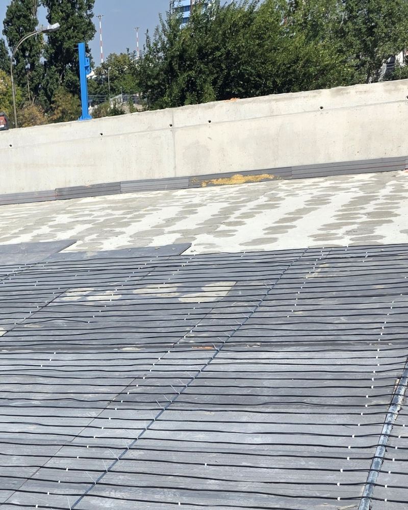Cablu de degivrare intins la pas constant pe rampa parcarii de la Aeroportul Otopeni