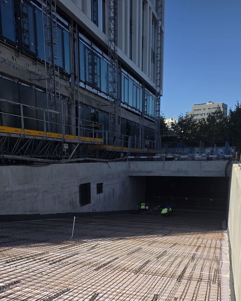 Rampa de acces in parcarea subterana de la Timpuri Noi Offices, cu termoizolatia si plasa de armatura pregatite pentru montajul cablului de degivrare