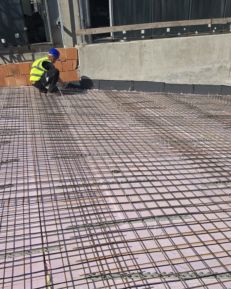 Benzile de fixare a cablului de degivrare, asezate peste termoizolatia si plasa de armatura ale rampei de la Timpuri Noi Offices