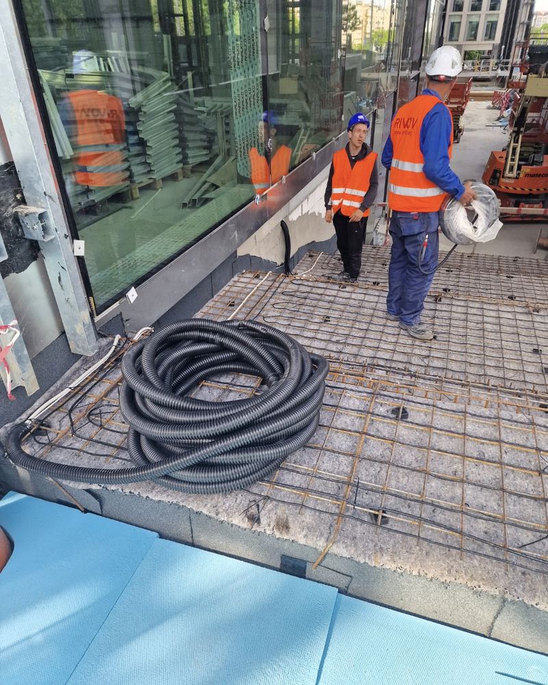 Echipa RIVOV pe santierul U Center, cu cablul de degivrare montat pe plasa de armatura, pe conturul fatadei